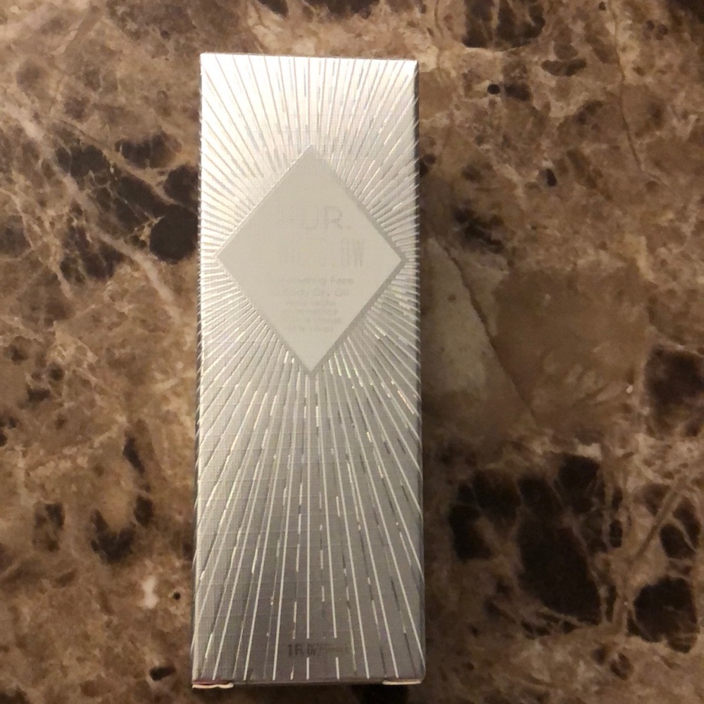 PUR Iconic glow illuminating face and body dry or oil
